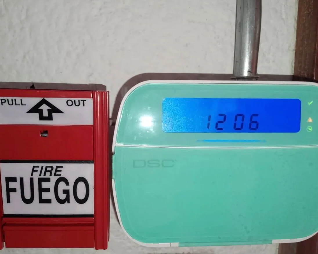 Panel DSC y estación manual FIRE FUEGO instalados
